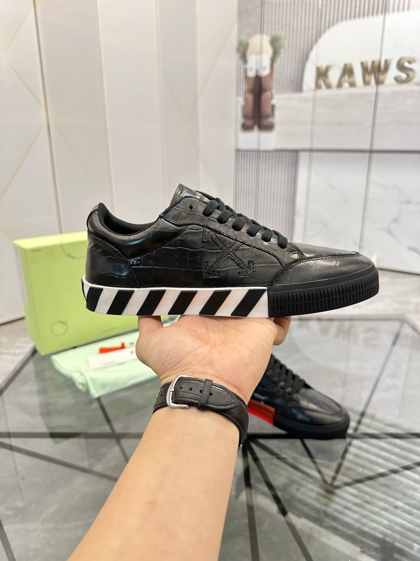 Selling men's shoes 💰: 💰P440¥ Product trademark: OFF WHITE *"OFF WHITE*" low-top casual shoes Regular size: 35-45 (can be customized to 46) Couple style Product material: imported cowhide upper, breathable lining, original outsole. No.: H203